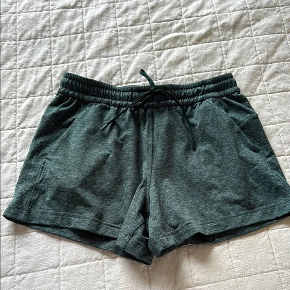 Lululemon Soft Jersey Relaxed Fit Mid-Rise Short 4” - Picture 1 of 3
